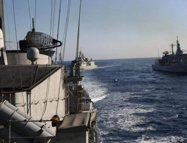«Γερμανική φρεγάτα επιτηρεί τη συμφωνία για το προσφυγικό» αναφέρει η γερμανική Faz